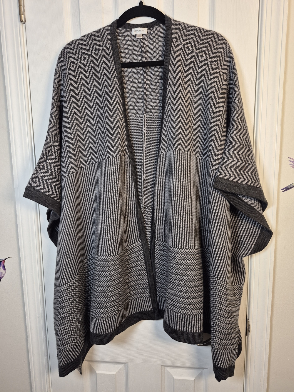 Avenue Knit Poncho Sweater Cape Geometric ZigZag Chevron Gray OS Fall Winter